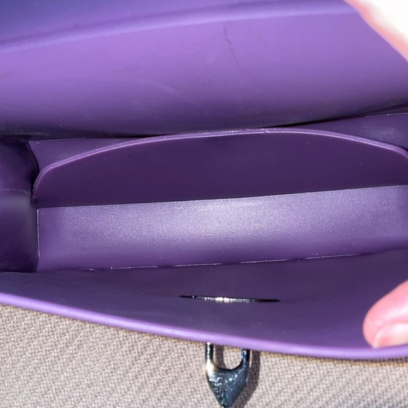 Purple rubber handbag with removable shoulder strap - Picture 5 of 5